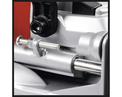 Detail kovové pily se šroubem pro upevnění.