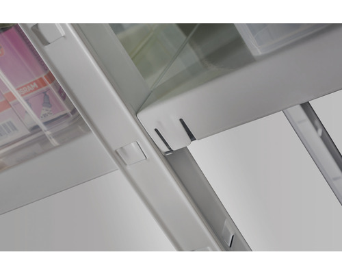 Detailní pohled na kovový regál, který ukazuje stabilitu a funkčnost.