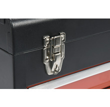 Detailní pohled na kovové zavírání boxu na nářadí