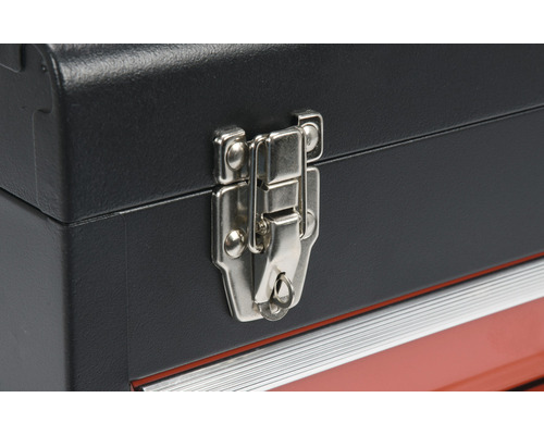 Detailní pohled na kovové zavírání boxu na nářadí