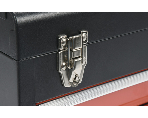 Detailní záběr boxu na nářadí s kovovým uzávěrem