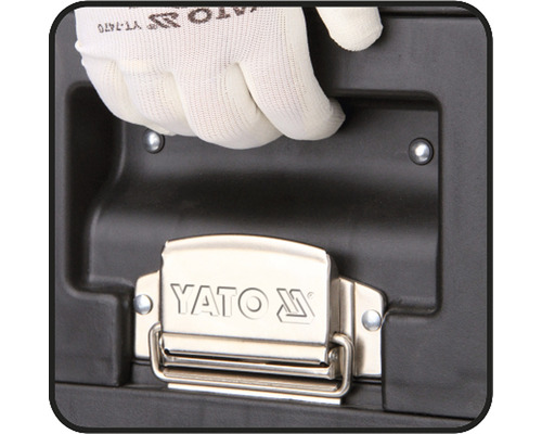 Detailní pohled na kufr na nářadí s rukou a logem YATO