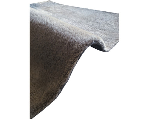 Šedý koberec s vysokým vlasem