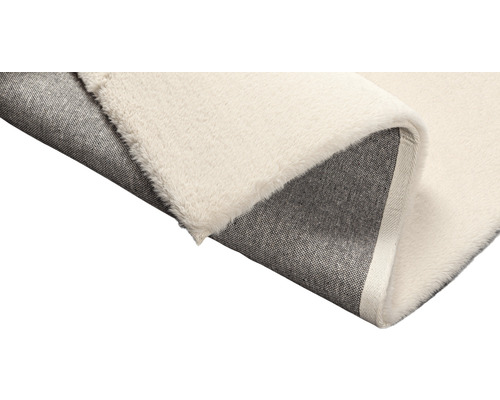 Detailní pohled na koberec s vlasem a tkanou zadní stranou