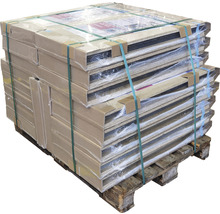 Paleta s deskovými materiály, zabalená v kartonu a fólii, zajištěná páskovací páskou