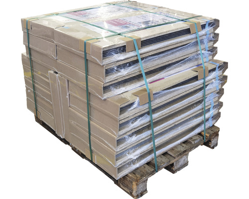 Paleta s deskovými materiály, zabalená v kartonu a fólii, zajištěná páskovací páskou