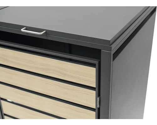 Zahradní skříň s dřevěnými dvířky a kovovým rámem