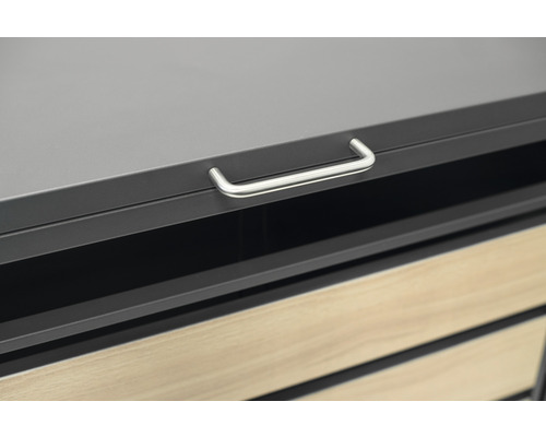 Detail komody se zásuvkou a rukojetí