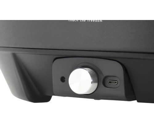 Detailní pohled na otočný ovladač a USB port