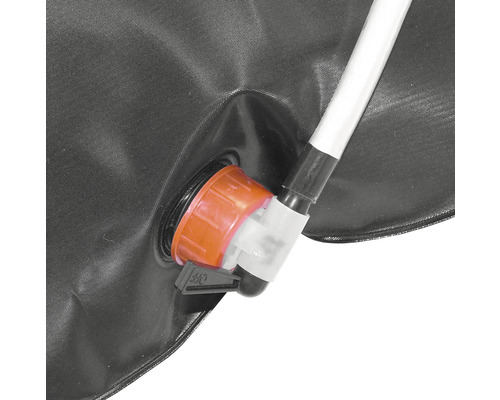 Detailní pohled na vodní vak s oranžovým uzávěrem a hadicovou přípojkou