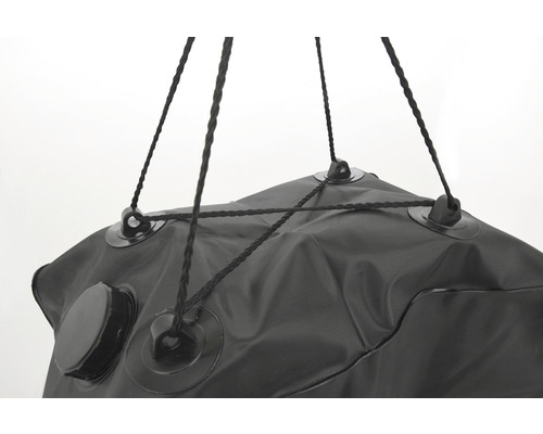 Detailní záběr solárního sprchového vaku se závěsem