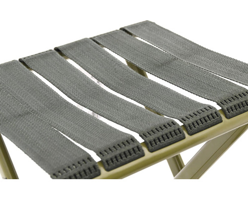 Detailní pohled na kempingovou stoličku s textilním sedákem