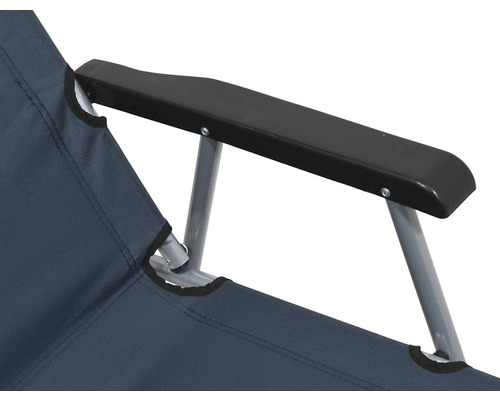 Detailní pohled na kempingovou židli s plastovou područkou a textilním potahem