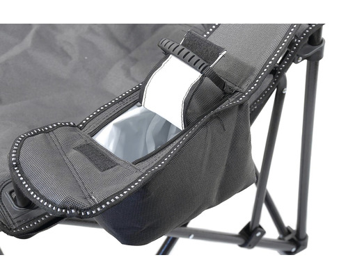 Detailní záběr kempingové židle s držákem na nápoje.