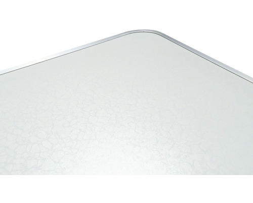 Detail desky stolu s kovovým okrajem