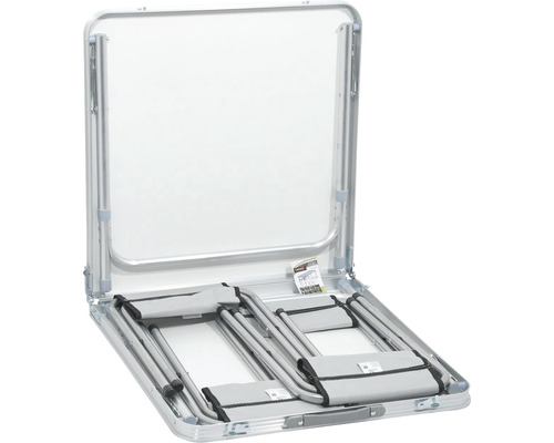 Přenosný kempingový stůl s integrovanými skládacími židlemi ve formátu kufru