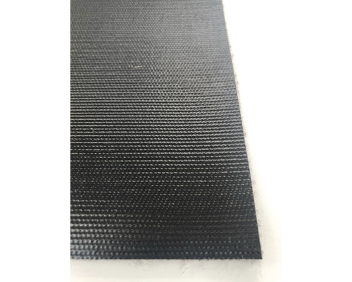 Černý koberec s texturou