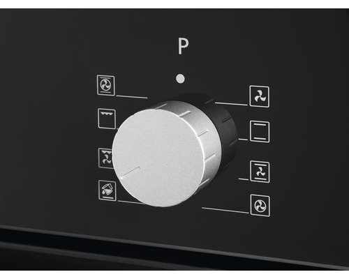 Detailní záběr otočného knoflíku na troubě pro nastavení provozního režimu