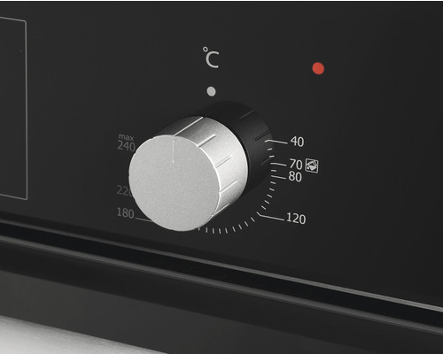 Detailní záběr otočného knoflíku pro nastavení teploty na troubě