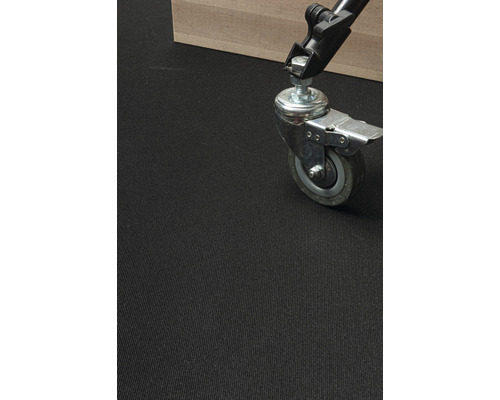 Detailní pohled na nábytkové kolečko s parkovací brzdou