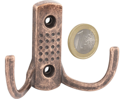 Dvojitý nástěnný hák s euromincí pro srovnání velikosti