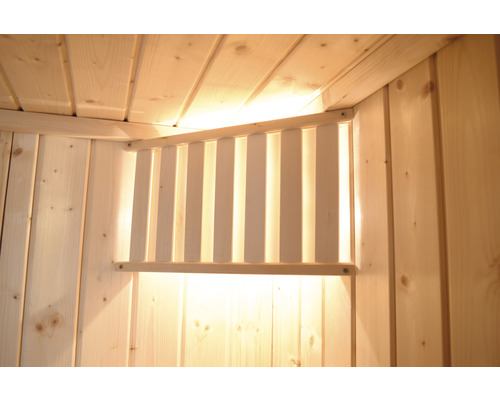 Interiér sauny s dřevěným obložením a větrací mřížkou.