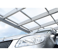 Auto pod přístřeškem s průhlednou střechou