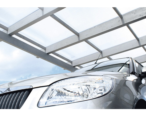 Auto pod přístřeškem s průhlednou střechou