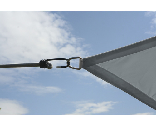 Detailní záběr sluneční plachty s upevňovacím materiálem