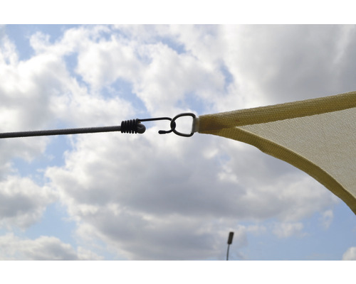 Detailní záběr sluneční plachty s napínacím lanem a upevňovacími prvky na pozadí modré oblohy