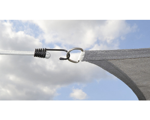 Detailní záběr sluneční plachty s lanem, karabinou a upevňovacím kroužkem.