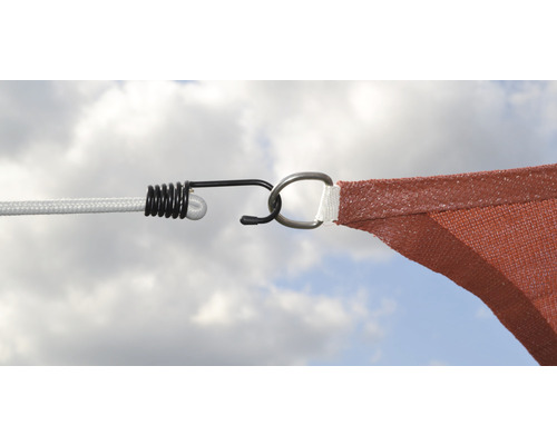 Detailní záběr sluneční plachty s lanem, napínacím hákem a upevňovacím kroužkem.