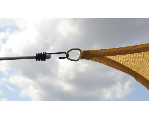 Detailní pohled na sluneční plachtu s lanem, napínákem a karabinou.