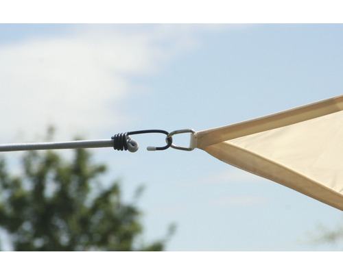 Upevnění sluneční plachty pomocí gumového lana a háků