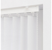 Bílé vertikální žaluzie se stahovací šňůrou na okně.