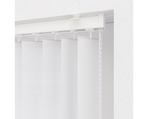 Bílé vertikální žaluzie se stahovací šňůrou na okně.