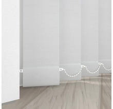 Bílé lamelové závěsy v místnosti