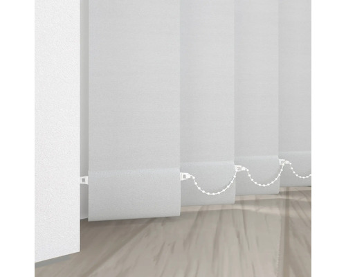 Bílé lamelové závěsy v místnosti