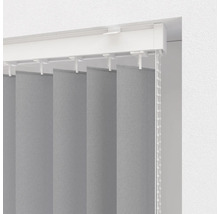 Šedé lamelové žaluzie s řetízkovým ovládáním pro dekoraci oken.