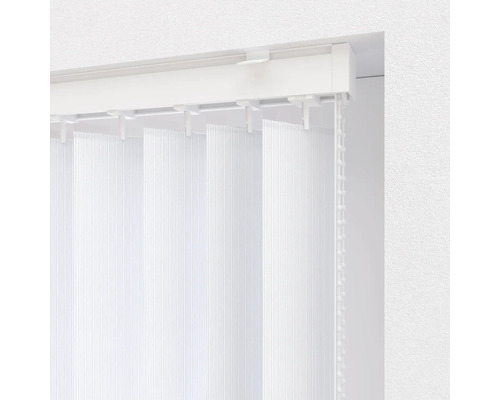 Vertikální žaluzie s ovládacím řetízkem pro regulaci světla