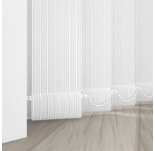 Bílé žaluzie před oknem