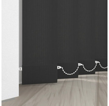 Černé lamelové žaluzie v místnosti.