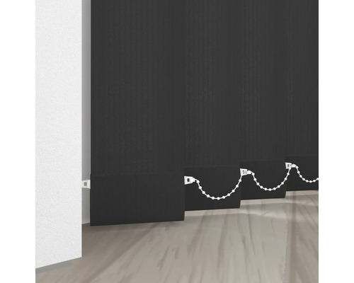 Černé lamelové žaluzie v místnosti.