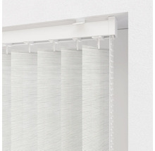 Vertikální žaluzie na okně s ovládacím řetízkem