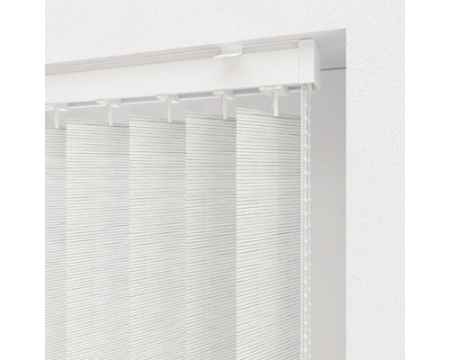 Vertikální žaluzie na okně s ovládacím řetízkem