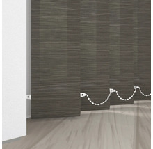 Vertikální žaluzie před oknem