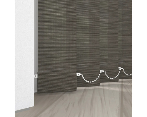 Vertikální žaluzie před oknem