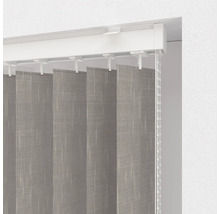 Vertikální žaluzie s látkovými lamelami a ovládací šňůrou