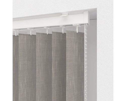 Vertikální žaluzie s látkovými lamelami a ovládací šňůrou