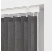 Šedá vertikální žaluzie s ovládacím řetízkem na okně